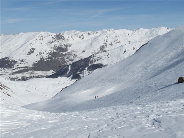 #3 face nord col des Estronques : beaucoup + engageant!!, même si les abords de la rivière sont limites! au loin St Véran face nord col des Estronques : beaucoup + engageant!!, même si les abords de la rivière sont limites! au loin St Véran