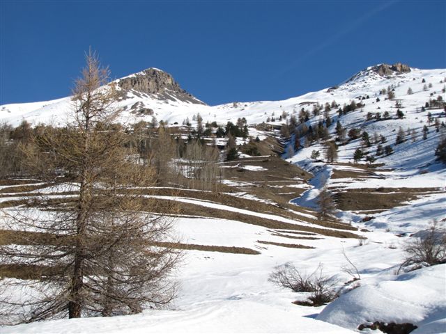 #2 face sud col des Estronques : vers le 1° col bien dégarnie mais ça passe sans problème face sud col des Estronques : vers le 1° col bien dégarnie mais ça passe sans problème