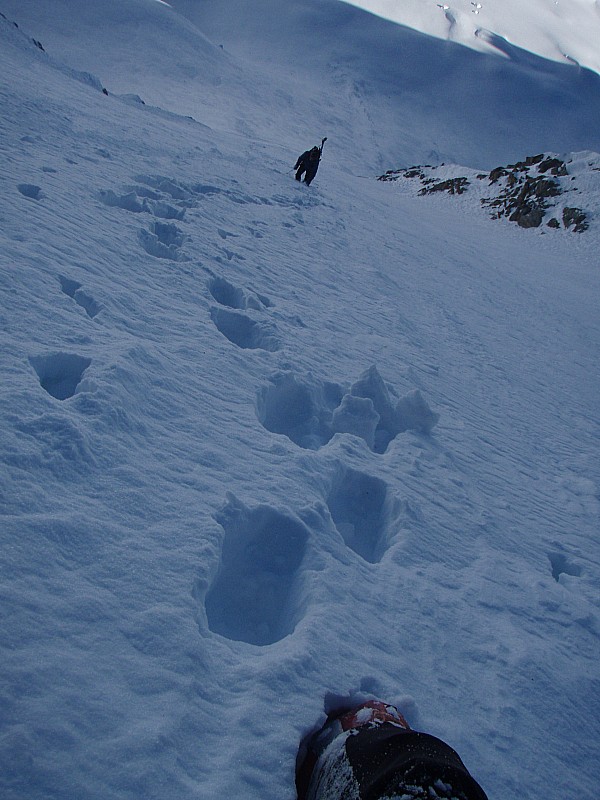 #4 Début de la montée : çà s Début de la montée : çà s'enfonce juste ce qu'il faut. Nous n'avions pas de crampons ni de piolets, et nous n'en aurions pas eu l'utilité, la neige permet une montée sereine.
