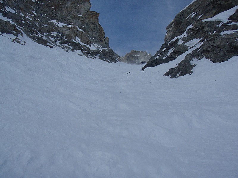 #13 Le haut du couloir : : neige traffolée, mais qui permet une bonne tenue malgré tout. Virages hésitants. Le haut du couloir : : neige traffolée, mais qui permet une bonne tenue malgré tout. Virages hésitants.