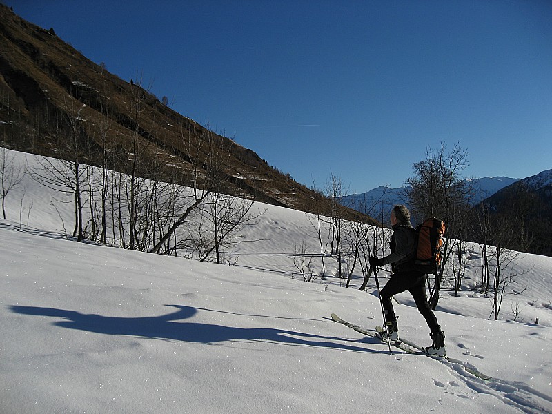 #2 Neige ou herbe : Contraste saisissant entre les faces sud et le fond de la combe Neige ou herbe : Contraste saisissant entre les faces sud et le fond de la combe