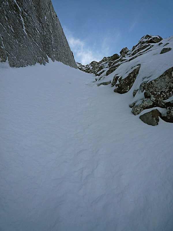 #7 Gde Faille : Le haut, raide, étroit et avec rochers affleurant...sortie au fond, à droite. Gde Faille : Le haut, raide, étroit et avec rochers affleurant...sortie au fond, à droite.