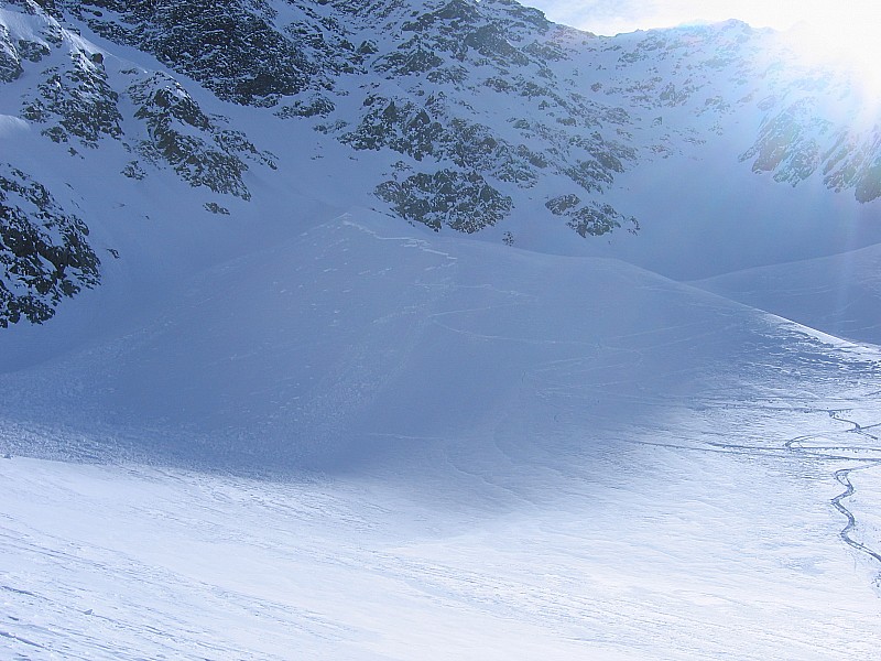 #11 ouff : neige fraiche, petite pente plus raide que les autres. épaisseur de la plaque 30-35cm. Vers le point coté 2392 ouff : neige fraiche, petite pente plus raide que les autres. épaisseur de la plaque 30-35cm. Vers le point coté 2392