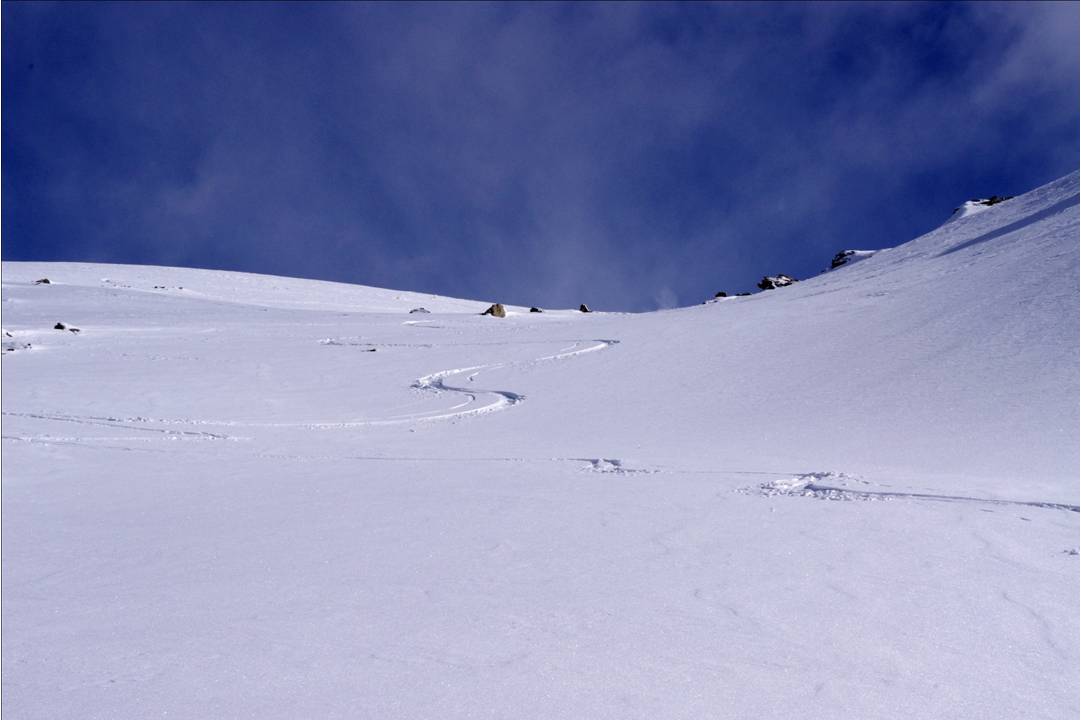 #9 Poudre sur fond dur : Depuis le sommet, la 1ère partie de la descente se fait dans un système de vallons supérieurs. 15-20 cm de poudre, sur fond dur... très agréable, en étant attentif aux rochers légérement recouverts... Poudre sur fond dur : Depuis le sommet, la 1ère partie de la descente se fait dans un système de vallons supérieurs. 15-20 cm de poudre, sur fond dur... très agréable, en étant attentif aux rochers légérement recouverts...