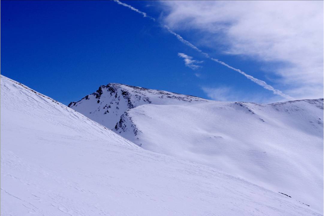 #6 Cote sommitale à 2980. : Proche de la crête, je stoppe dans la soufflerie à 2980, proche du passage du Vallon, avec dans la ligne de mire, la Cîme du Grand-Vallon ambitionnée au départ... Elle est pelée par les vents. Cote sommitale à 2980. : Proche de la crête, je stoppe dans la soufflerie à 2980, proche du passage du Vallon, avec dans la ligne de mire, la Cîme du Grand-Vallon ambitionnée au départ... Elle est pelée par les vents.