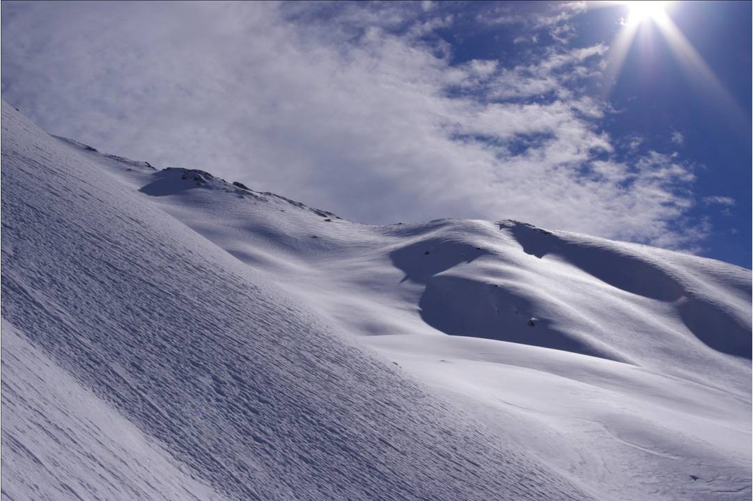 #4 Les pentes attendent le skieur : On fait face aux grandes pentes et petits vallons qui vont accueillir le skieur à la descente. C Les pentes attendent le skieur : On fait face aux grandes pentes et petits vallons qui vont accueillir le skieur à la descente. C'est du grand blanc partout... avec cependant quelques rochers à peine recouverts, propices à des monstres touchettes