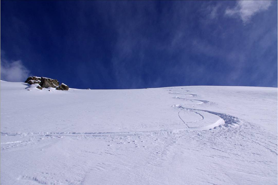 #10 Descente sous 2600 : Sous 2600, la présence de la couche fraiche est plus importante, 20-30 cm. Mais progressivement, le substrat se délite. Des effondrements se succèdent 1 virage sur 2 environ, mais sans risques d Descente sous 2600 : Sous 2600, la présence de la couche fraiche est plus importante, 20-30 cm. Mais progressivement, le substrat se délite. Des effondrements se succèdent 1 virage sur 2 environ, mais sans risques d'avalanche.