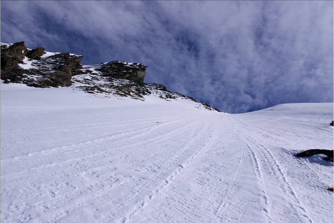 #5 Contre-pentes SW arête 2616 : Très belles contre-pentes SW en neige cartonnée, mais très agréables pour autoriser la montée. Sans celà, j Contre-pentes SW arête 2616 : Très belles contre-pentes SW en neige cartonnée, mais très agréables pour autoriser la montée. Sans celà, j'aurais fondu les plombs dans le profond.