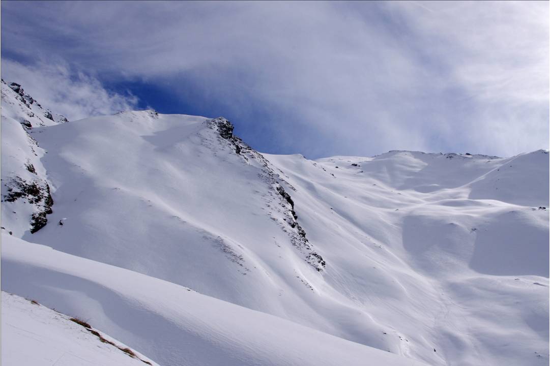 #3 Le crux de la montée : Depuis la Combaz, on peut changer de vallon et se positionner sur le versant SW de l Le crux de la montée : Depuis la Combaz, on peut changer de vallon et se positionner sur le versant SW de l'arête couchée qui conduit au point 2616. Les pentes S et SW sont portantes, alors que tous le reste est gorgé de poudre... effondrante.