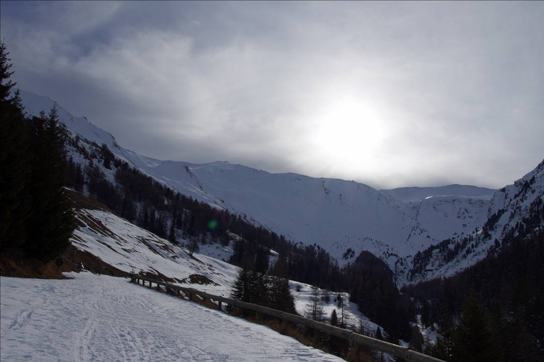 #1 Le large verrou du Grd-Vallon : Depuis la route qui mène au Mélezet, en vis-à-vis du verrou du Grand-Vallon, qui barre le bassin supérieur d Le large verrou du Grd-Vallon : Depuis la route qui mène au Mélezet, en vis-à-vis du verrou du Grand-Vallon, qui barre le bassin supérieur d'avec le fond de la vallée. Ambiance météo toujours chnageante, toutes les 1/2 heures.