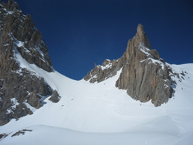 #10 au pied du col d au pied du col d'Enchiausa : de belles aiguilles calcaires