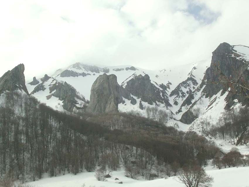 #3 La Rancune : Puys de Cacadogne et Crebasses en haut, Rancune au milieu et coulée en bas à droite La Rancune : Puys de Cacadogne et Crebasses en haut, Rancune au milieu et coulée en bas à droite