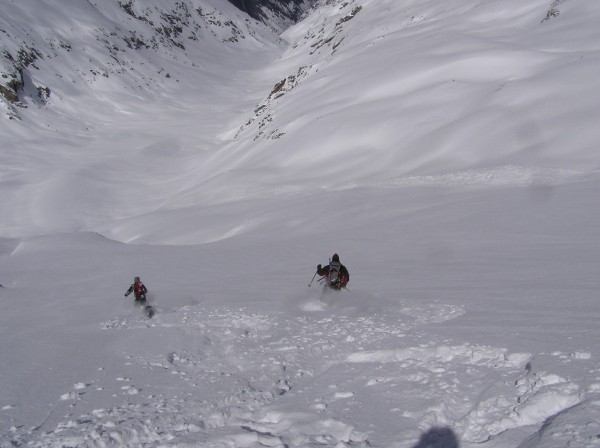 #4 Début descente : Anne-Cé poursuivi par le chien et Aurel qui s Début descente : Anne-Cé poursuivi par le chien et Aurel qui s'éclatent dans cette super poudre!!