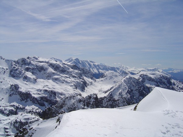 vue du sommet : Une bien jolie vue au sommet qui fait oublier la chaleur "intense" et les conditions de neige "douteuses"