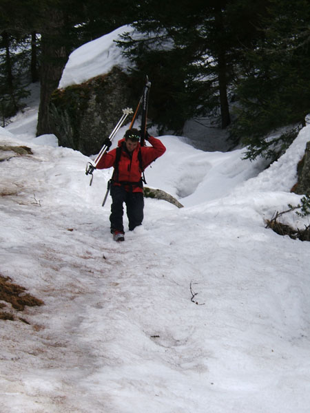 cime de Mercantour : Enfin la fin du calvaire pour mon neveu, avec des nouveaux skis et nouvelles fixations, une première et en plus dans une neige pourrie.