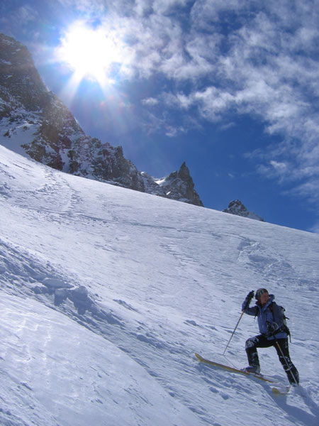 #6 Fin de descente du couloir : Il prend un peu le soleil ce couloir. Beau paysage environnant. Fin de descente du couloir : Il prend un peu le soleil ce couloir. Beau paysage environnant.