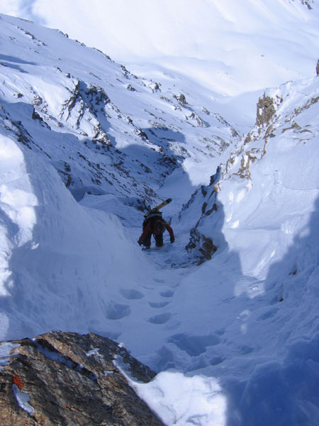 #1 Sortie du couloir : Alors si ça passe à ski je veux le voir !!!
Sinon très beau couloir Sortie du couloir : Alors si ça passe à ski je veux le voir !!!
Sinon très beau couloir