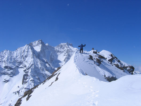 #3 En direction du sommet : Petite ballade sur la crête pour rejoindre le sommet En direction du sommet : Petite ballade sur la crête pour rejoindre le sommet