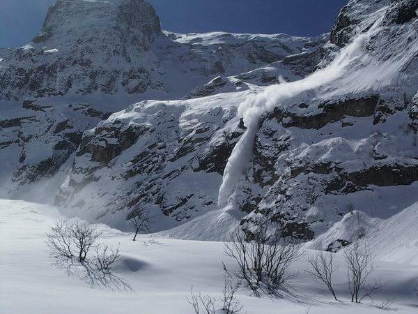 #2 Purge : Les faces NE se purgent dès 10h du matin. Rien de menaçant pour le fond du vallon mais impressionnant quand-même. Purge : Les faces NE se purgent dès 10h du matin. Rien de menaçant pour le fond du vallon mais impressionnant quand-même.