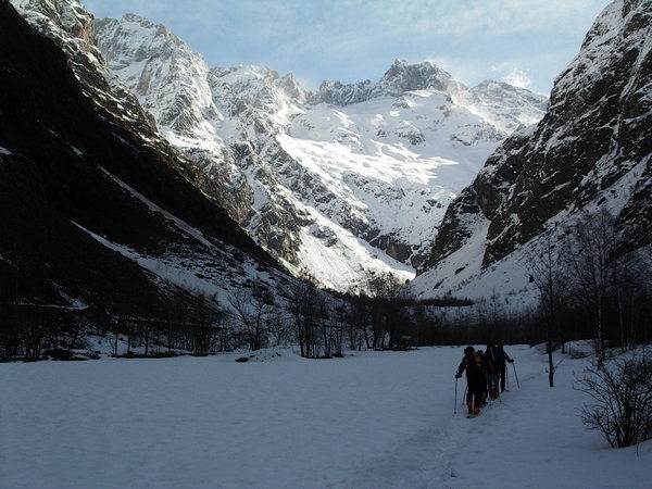 #1 Procession : Le vallon est long, mais on se rince les yeux Procession : Le vallon est long, mais on se rince les yeux