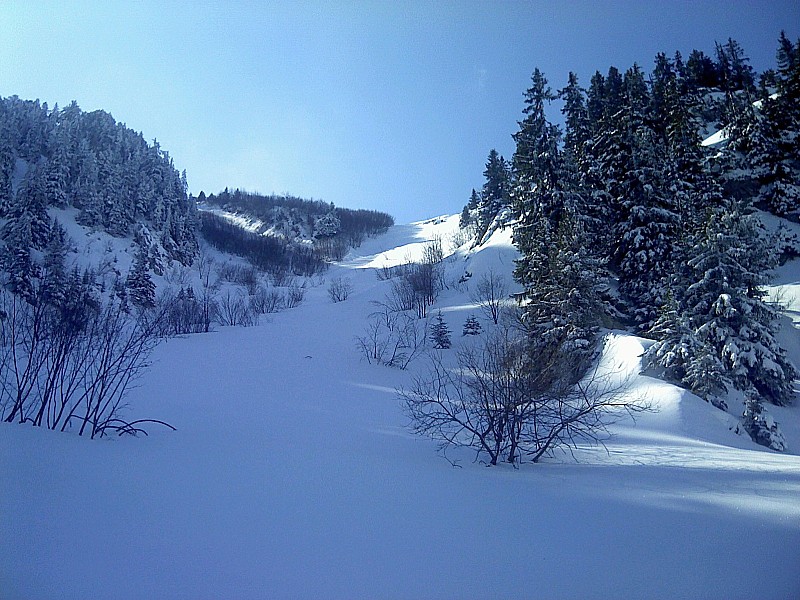 #6 Milieu du couloir : Vue du milieu du couloir et sa variante de sortie sur la droite : on tracera au plus près des arcosses Milieu du couloir : Vue du milieu du couloir et sa variante de sortie sur la droite : on tracera au plus près des arcosses