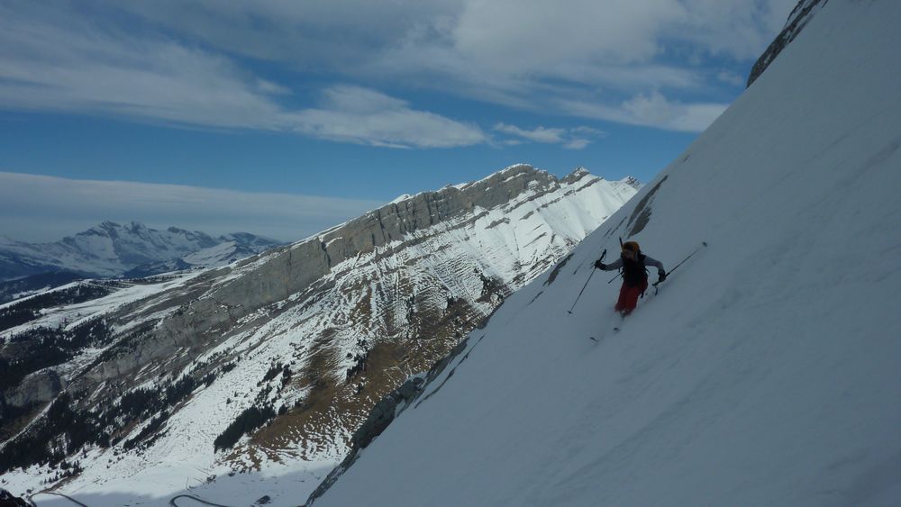 #19 Combe à Marion : Delle va chercher les contre pentes devant la Pointe des Aravis Combe à Marion : Delle va chercher les contre pentes devant la Pointe des Aravis