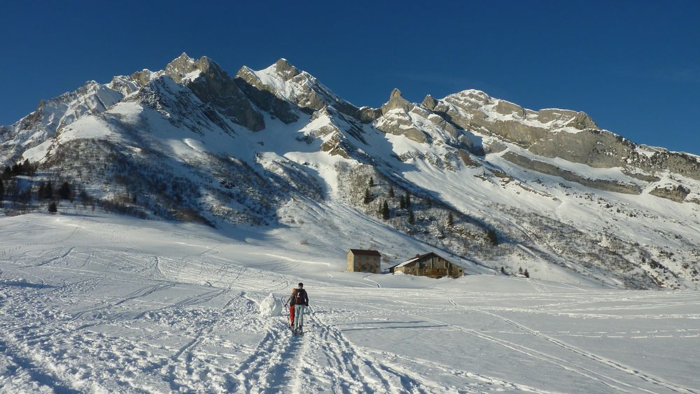 #1 Départ : combe à Marion et Pointe de Merdassier et son couloir du Clocher très prisé en ce moment Départ : combe à Marion et Pointe de Merdassier et son couloir du Clocher très prisé en ce moment