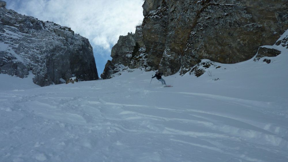 #14 Air Tchouf : la sortie du couloir rive gauche est en super neige Air Tchouf : la sortie du couloir rive gauche est en super neige