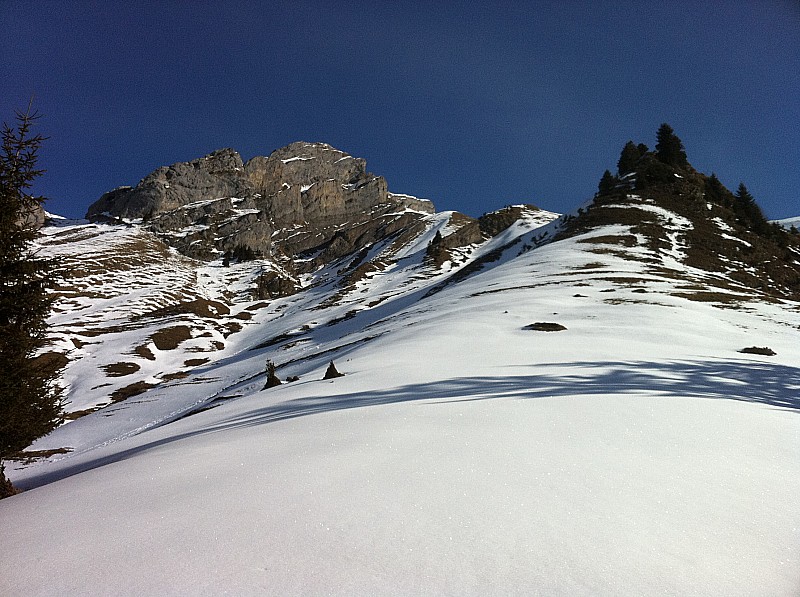 Montée printanière : Peu de neige au dessus du chalet de Tardevant