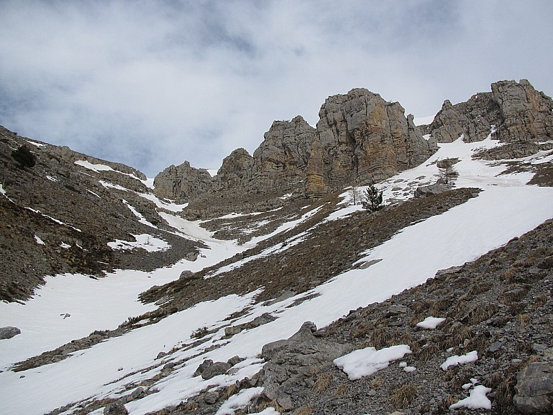 #4 Barres du démant : passages juste encore skiables pour rejoindre le vallon du Garnier, mais super neige transfo Barres du démant : passages juste encore skiables pour rejoindre le vallon du Garnier, mais super neige transfo