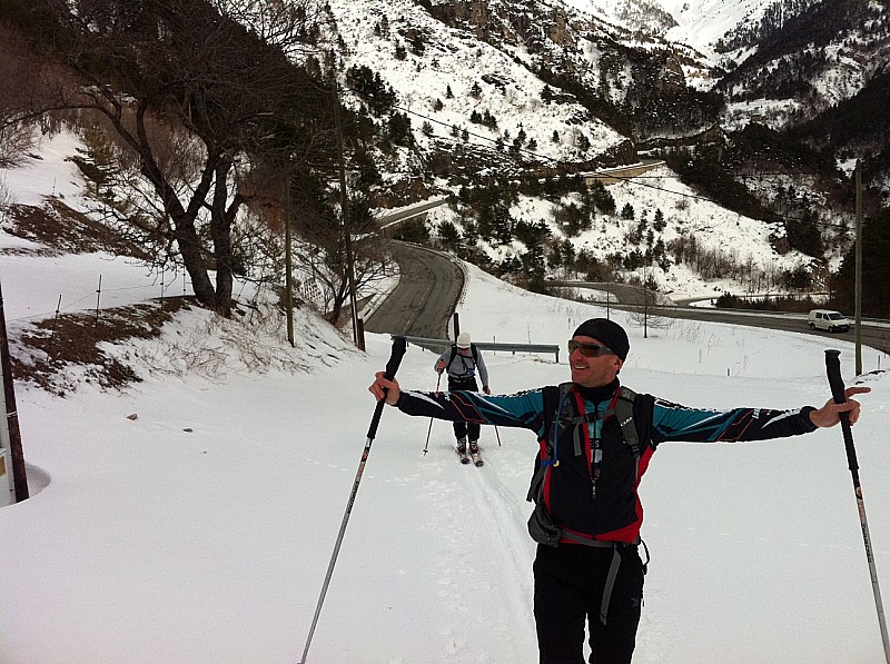 #2 Départ de la route : On part de la route, skis aux pieds. Le moral est bon... Départ de la route : On part de la route, skis aux pieds. Le moral est bon...