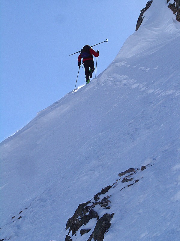 #2 Théo à la trace : courte traversée donnant accès au couloir Théo à la trace : courte traversée donnant accès au couloir