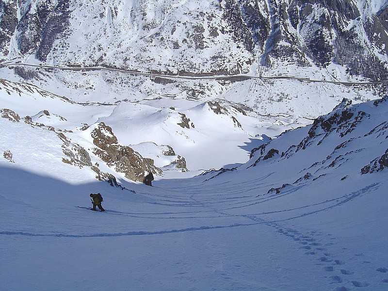 #3 dans le couloir : "skis sur le sac ou skis aux pieds" question de point de vue... dans le couloir : "skis sur le sac ou skis aux pieds" question de point de vue...