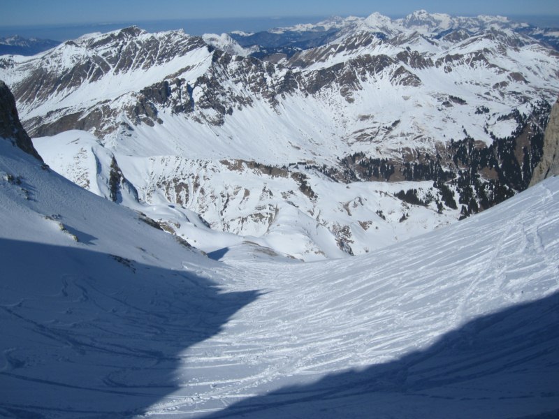 #6 Vue d Vue d'ensemble depuis la pente : Tête de Bossetan en dessous à gauche sinon on retrouve enfin des conditions hivernales pour la rando à ski