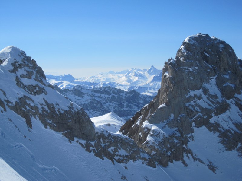 #7 Sommets de l Sommets de l'arête NO : A droite du couloir avec de belles montagnes en arrière plan