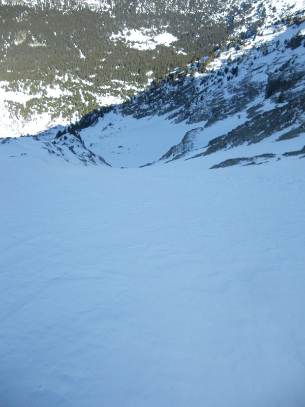 #5 photo5 : vue sur le haut du couloir rive droite jusqu photo5 : vue sur le haut du couloir rive droite jusqu'a l'étroiture, bonne neige, dure mais sans plus