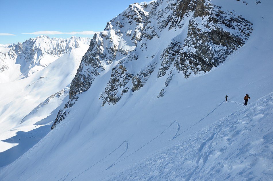 #4 Combe NE : Après quelques conversions dans le fond du vallon, chargé, on est content de retrouvé le gros sel en rive G Combe NE : Après quelques conversions dans le fond du vallon, chargé, on est content de retrouvé le gros sel en rive G