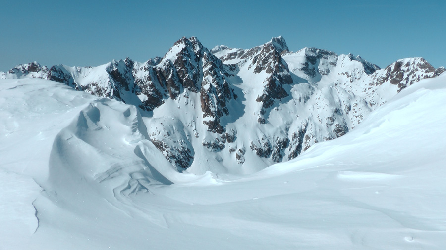 Vue sur Chamineye et Maledie qui encadrent le Gélas