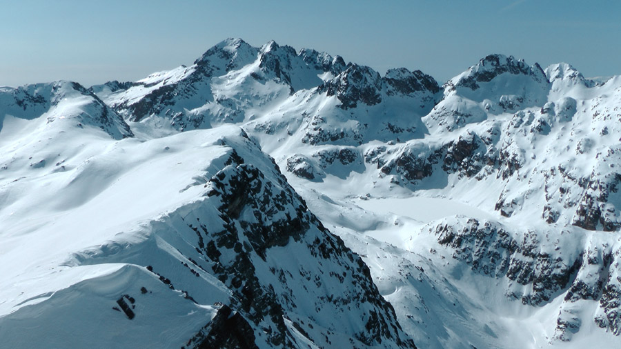#20 Lac du Basto avec la Tête du Basto à D et le Gd Capelet à G Lac du Basto avec la Tête du Basto à D et le Gd Capelet à G