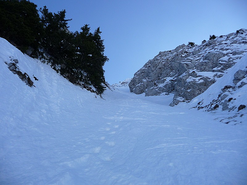 La même vue d'en dessous : neige dure, bon grip