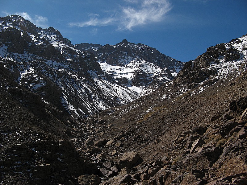 Sentier de montée en refuge : Plus bas sur l'itinéraire de montée au refuge du Toubkal depuis Imlil vers 2500m
