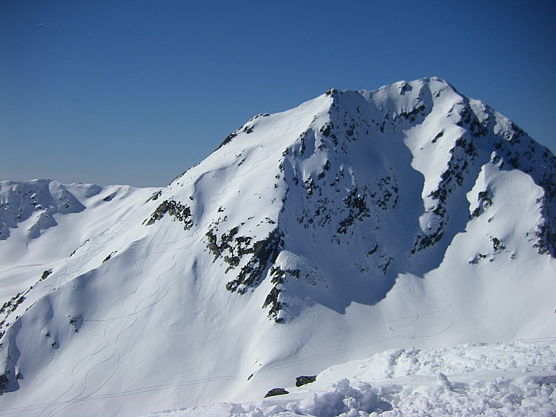 #1 mirantin : la face a ete ravagé par une coulee declenché par 3 skieur 5min apres la photo mirantin : la face a ete ravagé par une coulee declenché par 3 skieur 5min apres la photo