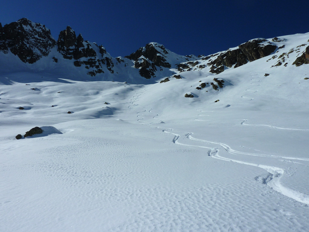 #28 Brêche du Pin versant Est : Excepté pour le couloir de départ, les conditions ne sont pas trop mal. Brêche du Pin versant Est : Excepté pour le couloir de départ, les conditions ne sont pas trop mal.