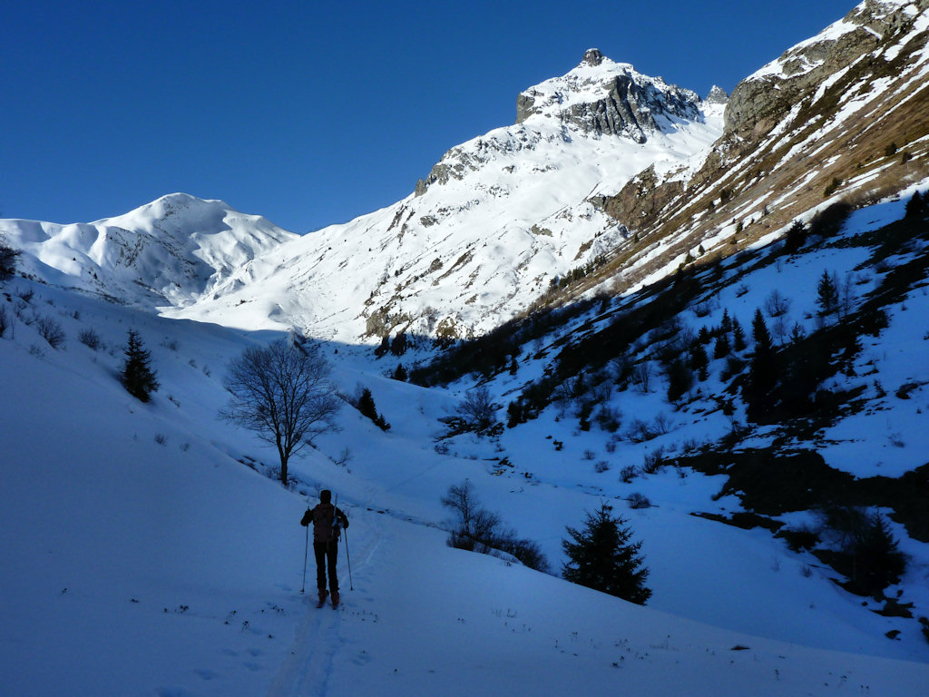 #2 Nous quittons la route : Direction le pied de la montée vers la Combe de la Croix. Nous quittons la route : Direction le pied de la montée vers la Combe de la Croix.