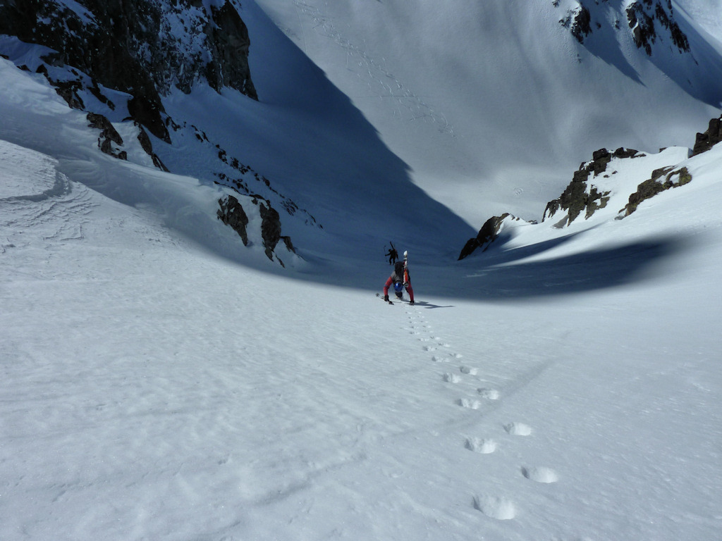 #11 La suite ... : Béton !
Après une tentative à ski, nous chaussons les crampons La suite ... : Béton !
Après une tentative à ski, nous chaussons les crampons