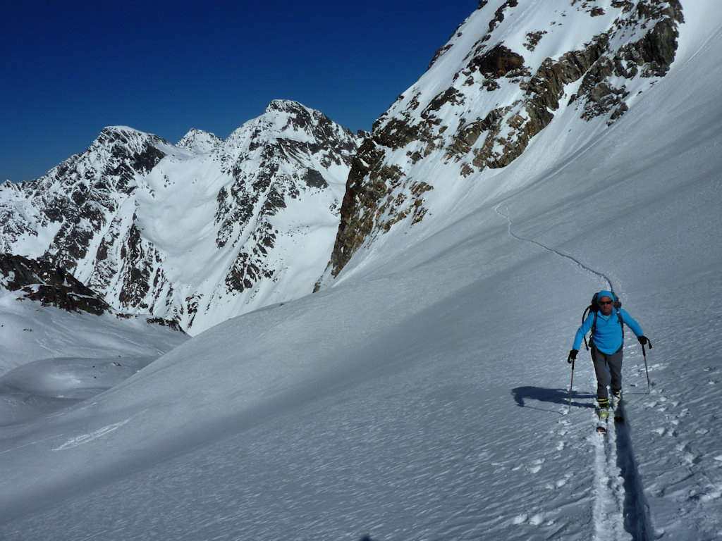 #13 En route pour le Col : Après un aller-retour supplémentaire vers la brêche pour récupèrer du matériel perdu. En route pour le Col : Après un aller-retour supplémentaire vers la brêche pour récupèrer du matériel perdu.