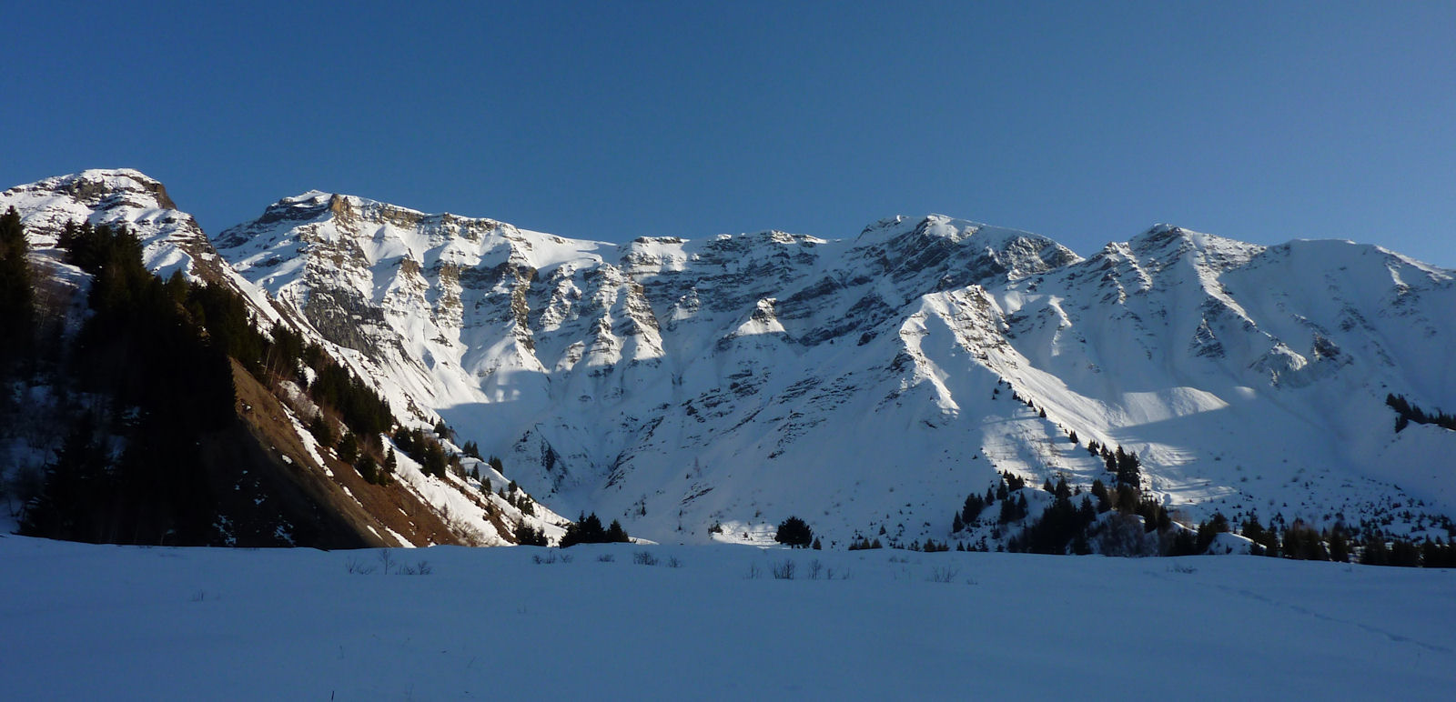 #34 Descente de la route du col : De superbes paysages avec les derniers rayons du soleil. Descente de la route du col : De superbes paysages avec les derniers rayons du soleil.