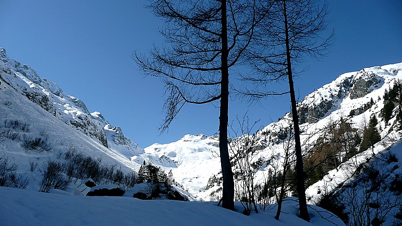 #11 Belle descente jusque là ... : ... depuis le col au fond, à gauche Belle descente jusque là ... : ... depuis le col au fond, à gauche