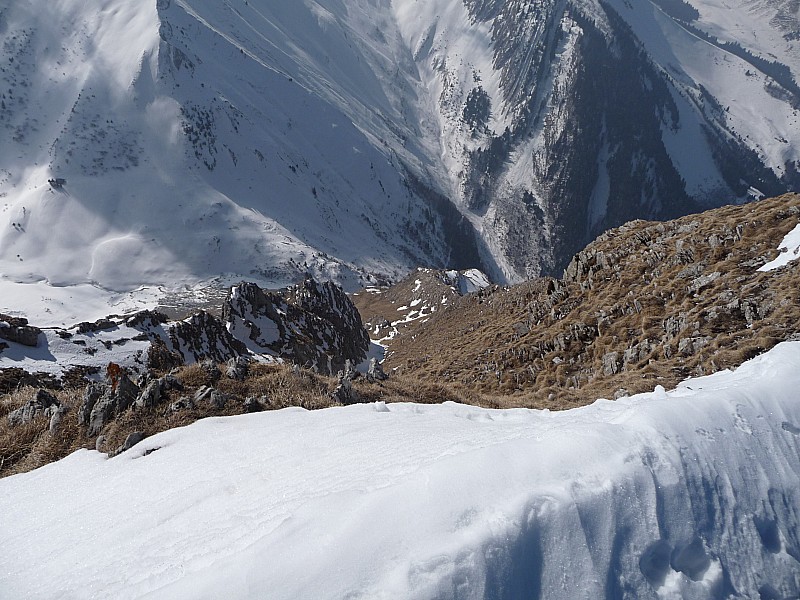 #4 sud-ouest : le bas couloir sud-ouest qui n sud-ouest : le bas couloir sud-ouest qui n'est pas large cette année mais entièrement enneigé donc skiable