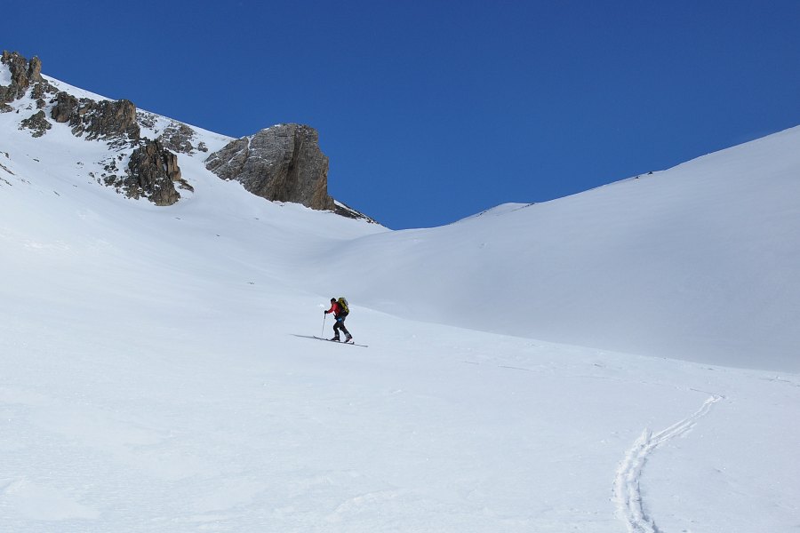 #7 Vers la Crête du Rissace : Pedro négocie les contrepentes légèrement transfo Vers la Crête du Rissace : Pedro négocie les contrepentes légèrement transfo